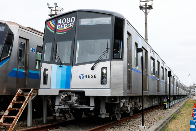 編成全景。コンセプトは「海辺の先進的な都会感」とのこと。前面の窓は、一見したところでは大きなガラスに見えるが、実際に素通しになるのは下半分のみで、これは従来車も同様