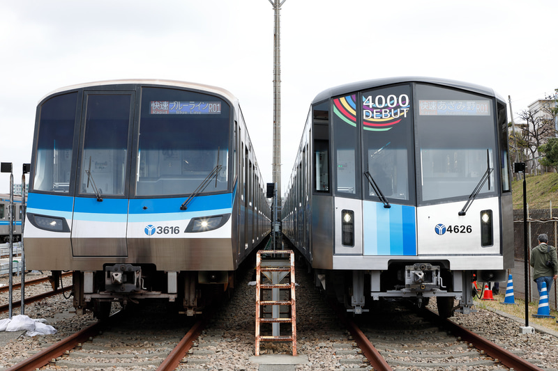 左は3000V形、右は4000形。4000形の先頭部は平面の組み合わせでできており、“鼻筋”のエッジが目立つ