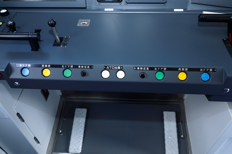 ATO運転を行なっているため、運転台には発車を指示するボタン（2個の白いボタンを同時に押し込む）がある。また、ワンマン化しており運転士が側扉の開閉指示を出すので、そのためのボタンもある