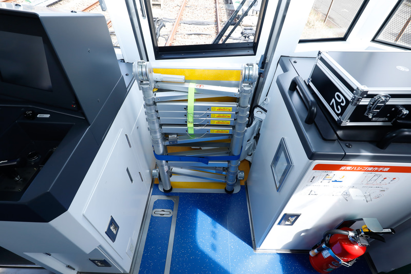 前面の非常口はスイングして開く構造で、車内側には避難用の梯子が格納されている