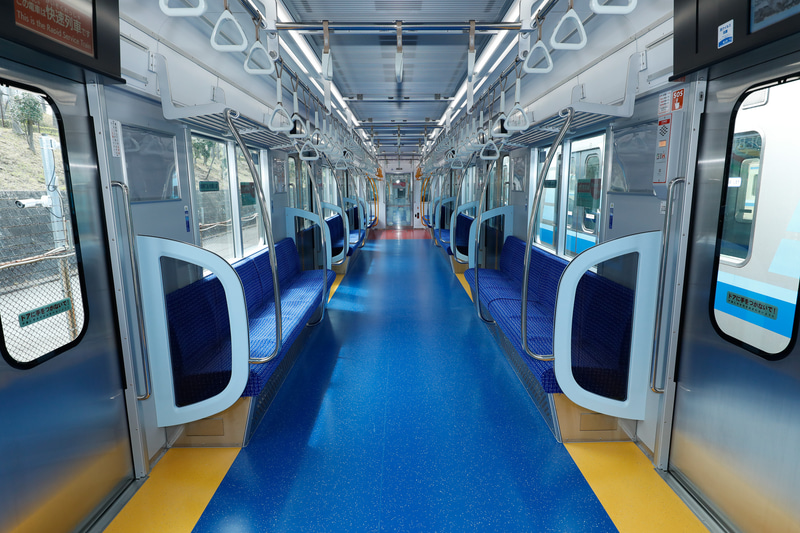 床面はブルーラインのシンボルカラーであるブルー、壁面を模様入りのグレーとした。シート端部の袖仕切は、座っている乗客と立っている乗客の干渉を防ぐために大型化したが、中央に透明な部材を入れて、狭さを感じさせないように工夫している