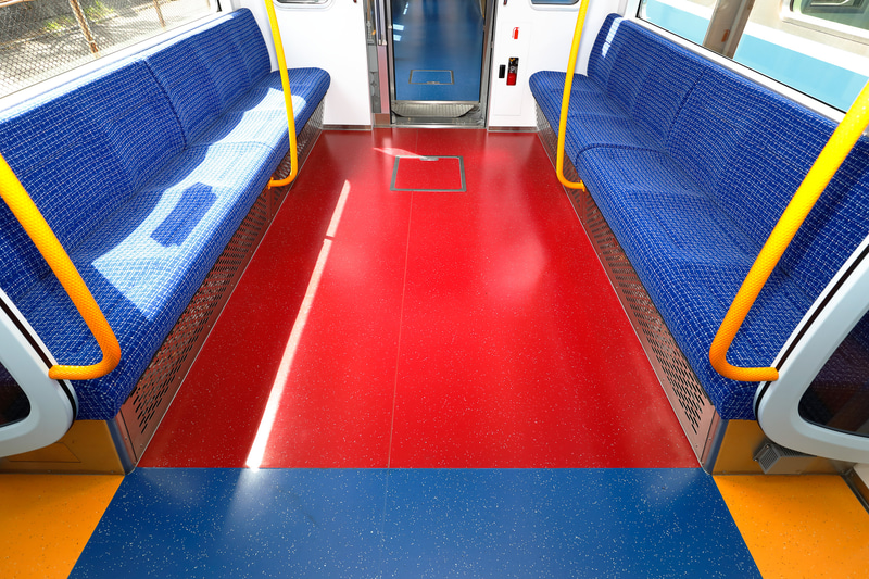 ゆずりあいシート（いわゆる優先席）は認識性を考慮して、床面は赤、壁面は白としている