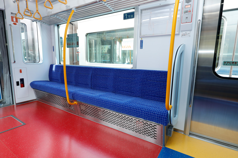 こちらは車端部だが、扉間と同様に6人掛け。最近の車両としてはめずらしく、腰掛の下に蹴込板があり、ここに暖房用のヒーターが収まる