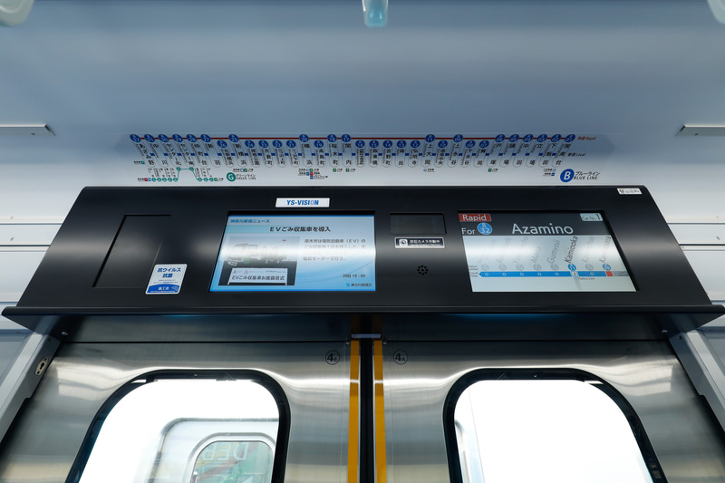 車内防犯カメラの設置場所は側扉の上。千鳥配置なので1両あたり3台設置となる。つまり、向かい合う左右の側扉のうち、片方の上部にカメラがあり、その位置が扉ごとに逆になる