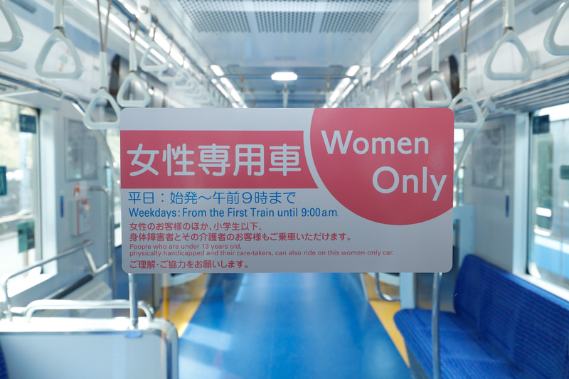 4号車は朝ラッシュ時に女性専用車になるため、貫通路扉にもその旨の標記がある