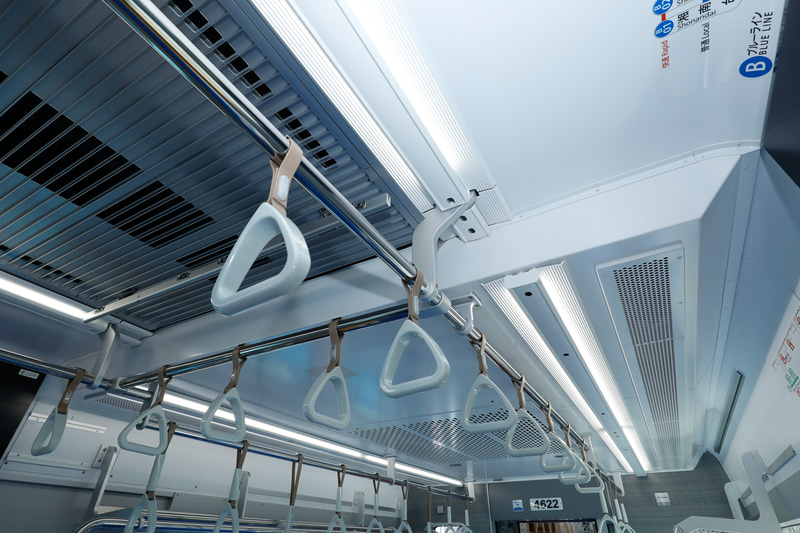 冷房装置は車端部の天井に組み込まれており、その部分だけ天井が少し低くなっている