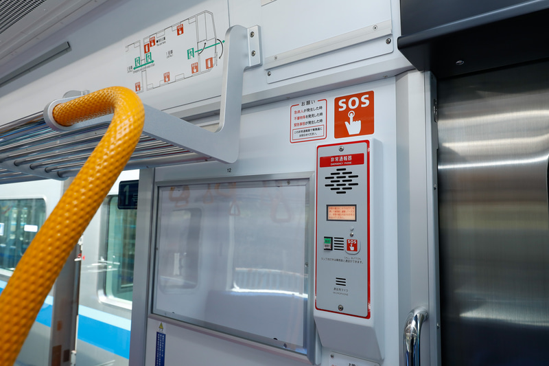 側扉の脇に設けられた非常通報装置