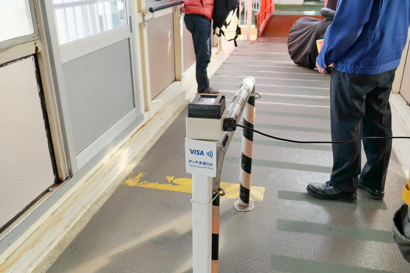 徳島港の乗船口にもカードリーダーを設置。クラウドとの通信にはLTE通信網を利用している