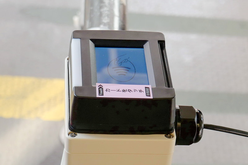 海のそばで雨風の影響も考え、カードリーダーにはカバーを装着するなどの工夫を行なっている