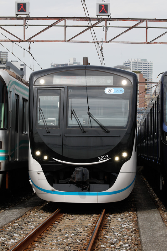 東急電鉄3020系は目黒線の最新鋭（運行番号の表示場所は前面左上、非常口窓の上部）。目黒線ではこのほか、3000系と5080系を使用している。また、東横線では5000系と5050系を使用している