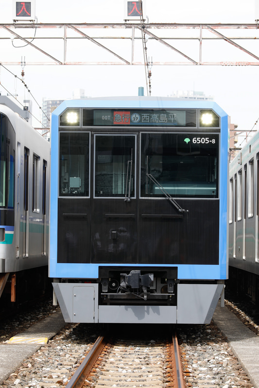 東京都交通局6500形（運行番号の表示場所は、おでこにある行先表示の左端）。このほか、三田線では6300形も使用している