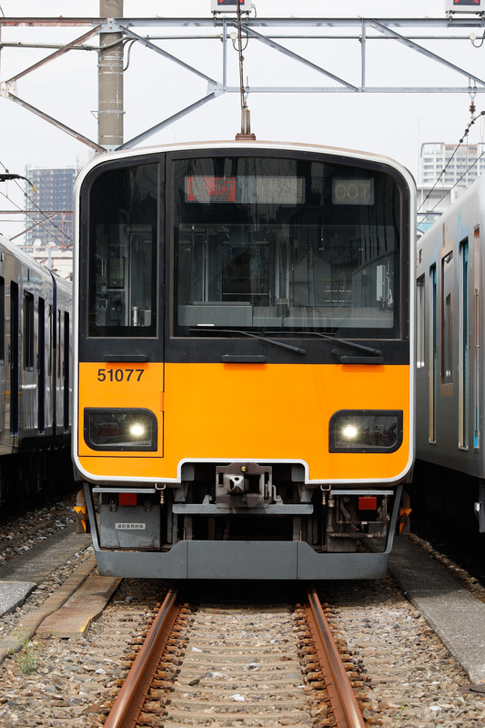 東武鉄道50000系（50070型）。東上線～副都心線～東横線の直通に使用している車両（運行番号の表示場所は前面右上）