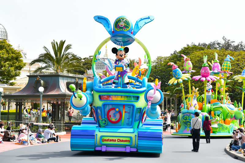 巨大な掃除機フォルムのフロートは、青空に映えるブルーベース