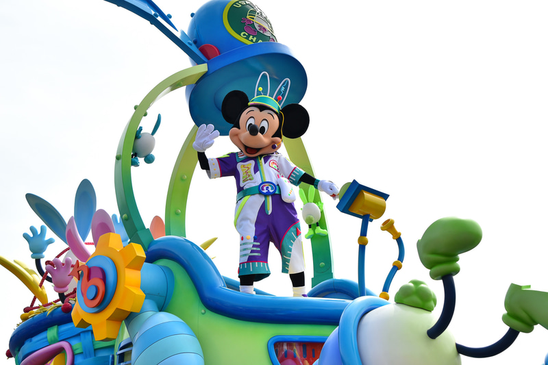 次々とつかまえては逃げられるの繰り返し!?　ミッキーマウスのまわりにもうさたまが！