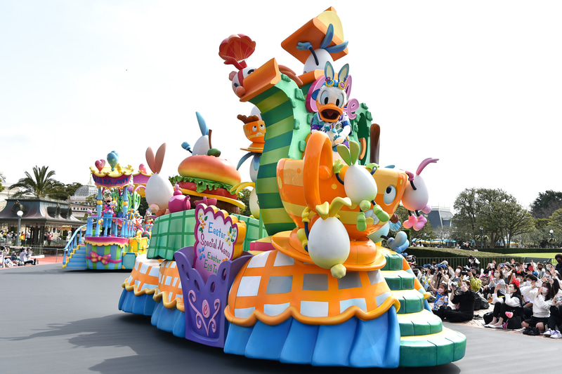 ドナルドダックはカフェをイメージしたフロートに乗ってやってくる