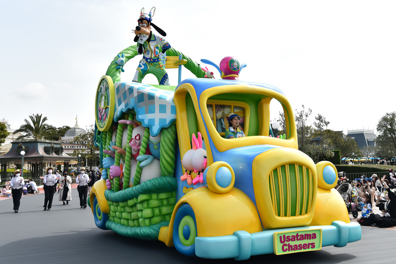 ラストはグーフィーが巨大なクルマに乗って登場