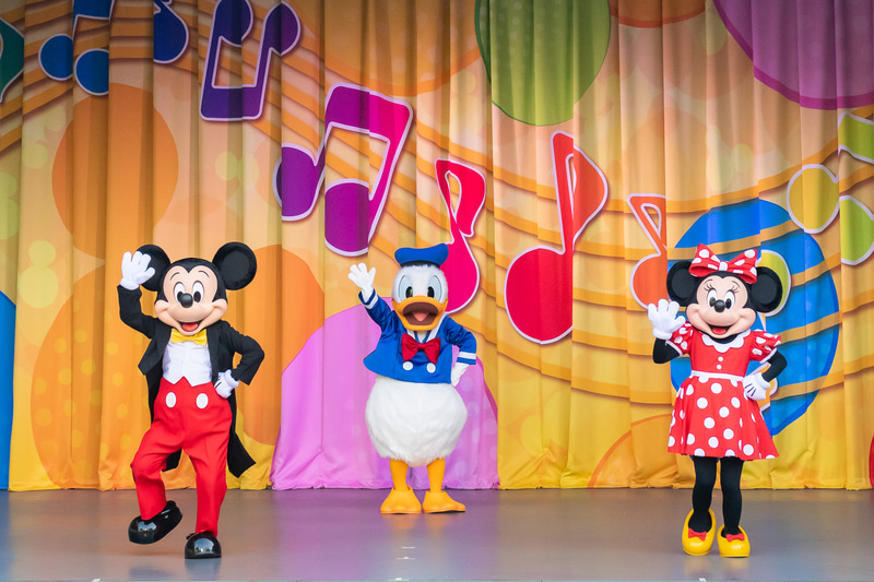 ズンズンとリズムに合わせて手を足を動かすと不思議と楽しい気分になってくる（画像提供：オリエンタルランド）