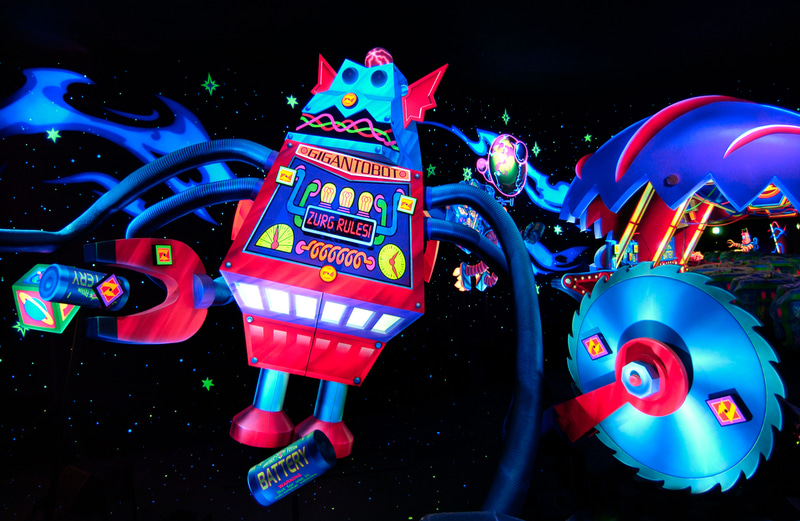 ディズニー＆ピクサー映画「トイ・ストーリー」シリーズのバス・ライトイヤーたちと一緒に宇宙へと出発！（画像提供：オリエンタルランド）