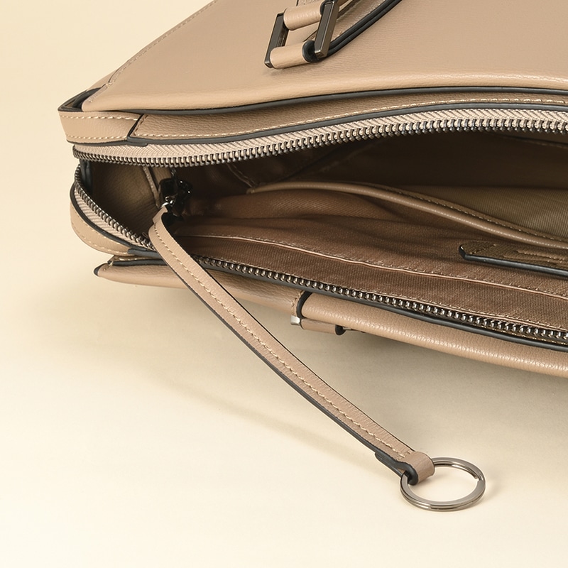 小物をフックでつけられるMe Strapつき