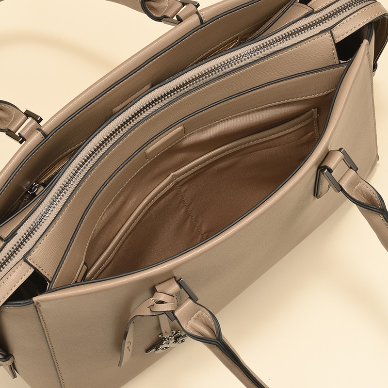 A4 JUSTサイズには「アオリポケット」を2つ備える