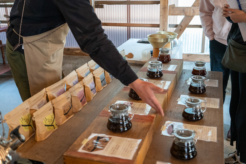 深煎り豆や浅煎り豆、全8種類のコーヒー豆を販売。すべて試飲が可能