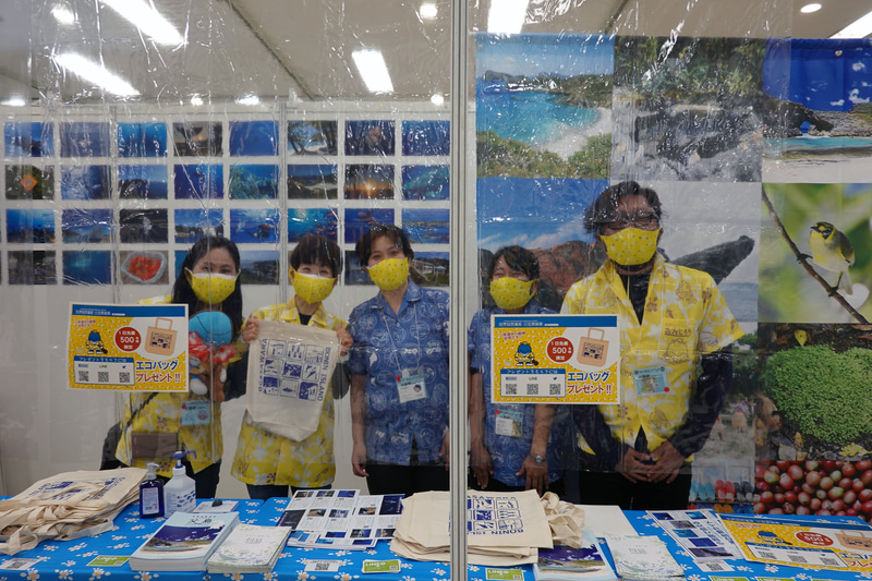 ビニールの幕を張り、感染対策万全の小笠原諸島のブース