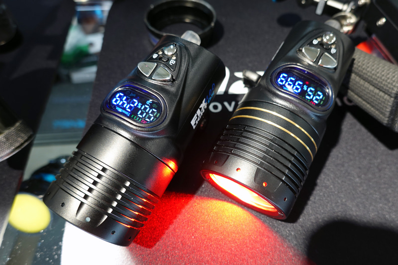 「FIX NEO Light」。LCDパネルに点灯可能時間などを表示