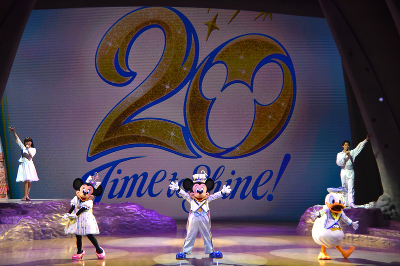 東京ディズニーシーでは20年間を振り返るショー「東京ディズニーシー20周年“シャイニング・ウィズ・ユー”」がスタート