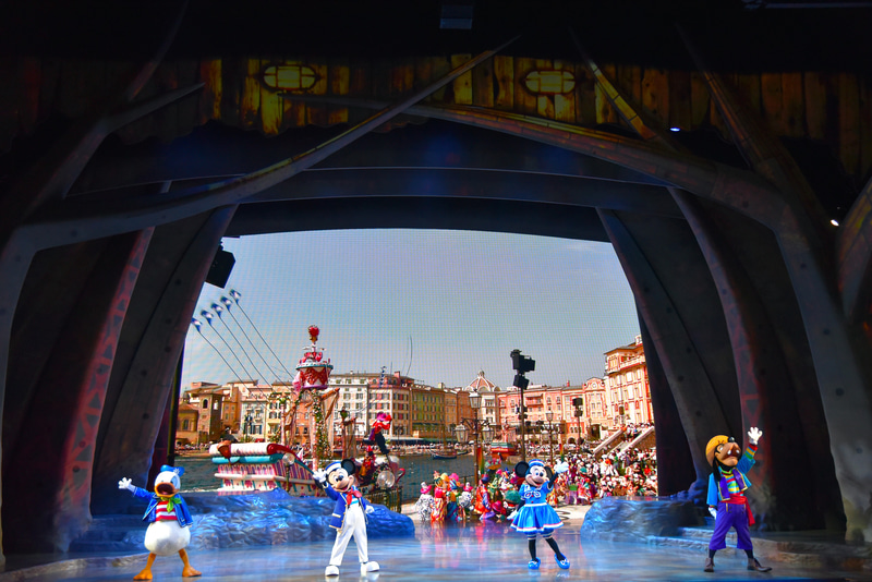 東京ディズニーシーグランドオープンのころのエンタメ映像が流れる