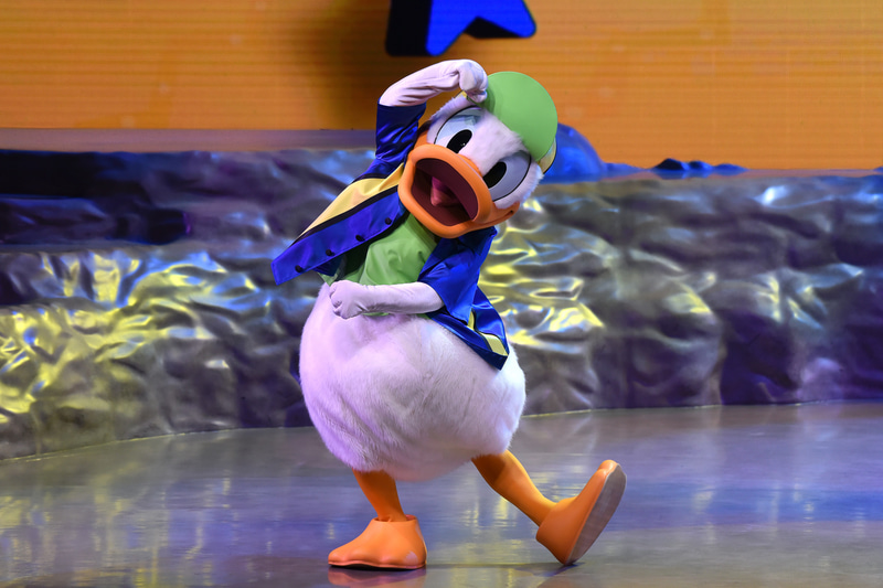 ドナルドダックたちがメインでダンス！