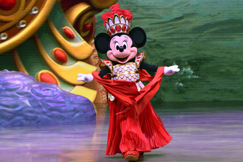 ミニーマウスは中央で歌唱も披露