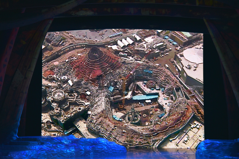 東京ディズニーシーが完成するまでの工事現場などの映像も