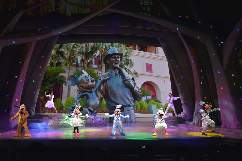 フィナーレでは20周年のコスチュームでミッキーマウスたちがステージに登場