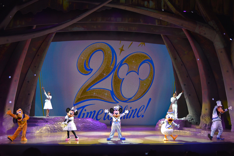 20周年のロゴをバッグにポーズ！