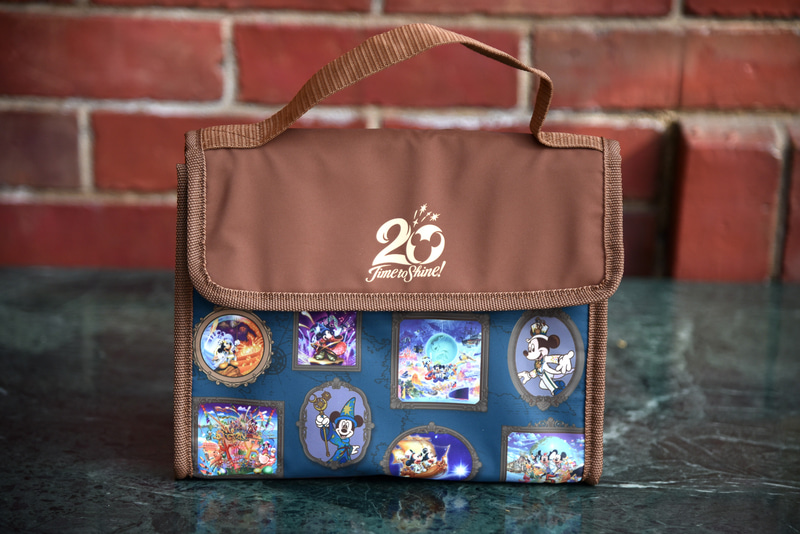 「スーベニアランチケース」は歴代のショーのイラストが描かれている