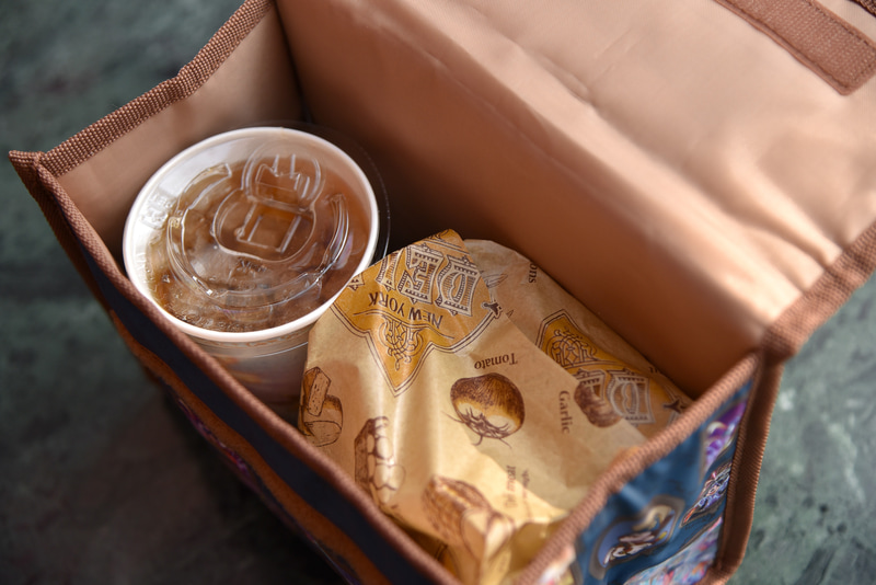 大きめな「マイルハイ・デリサンド」もドリンクと一緒に入るサイズ感