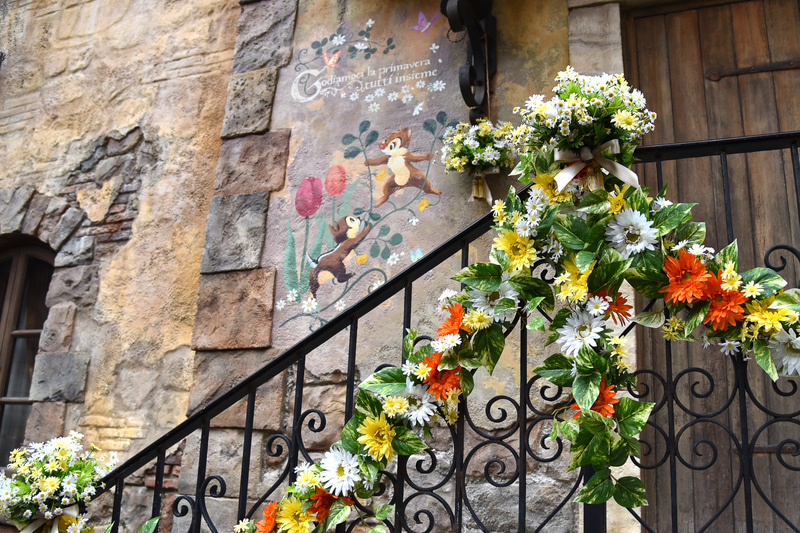 階段周辺にはチップとデール、そして花々が飾られている