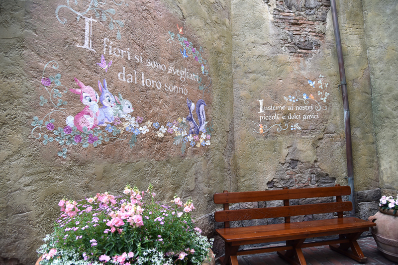 ウサギたちと同じカラーリングのお花とともに撮影するのもキュート