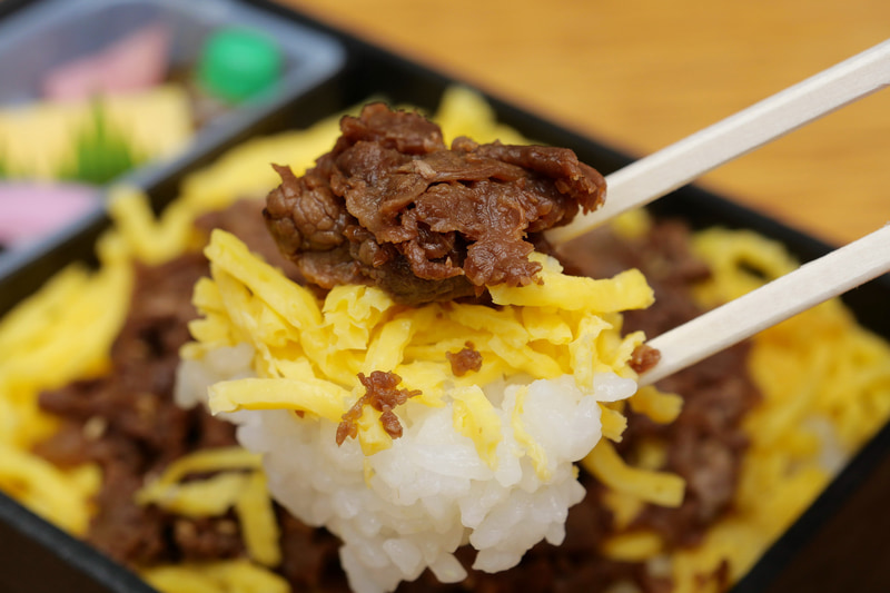 タレをかけると甘くてピリ辛な風味が加わり美味しさが一気に増す。かといって米沢牛の風味もしっかり感じられる