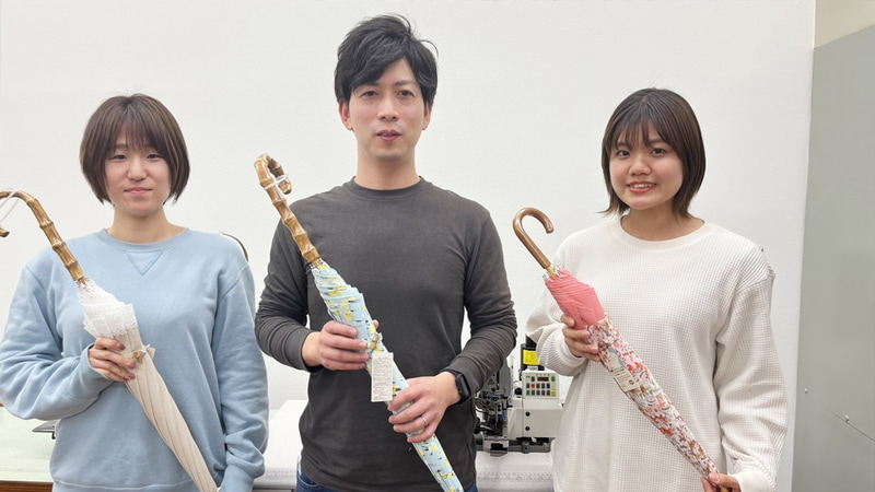 露先の固定や中綴じもすべて手縫いで仕上げた