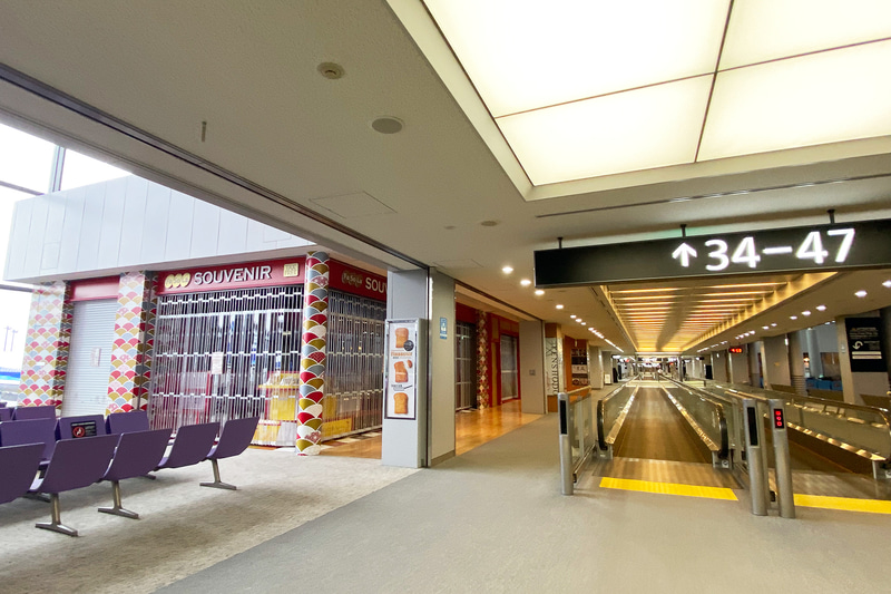 お店が開いていなくてガランとしていた成田空港