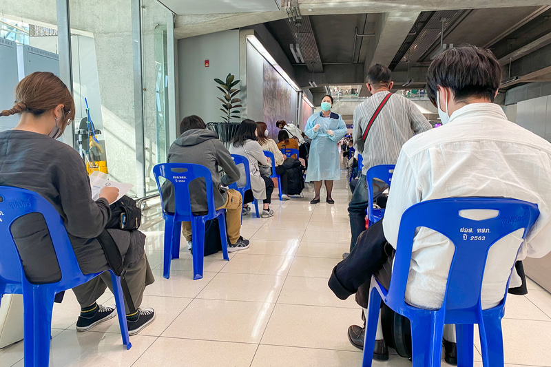 降機後、空港内にずらっと並べられた椅子に座って、この先で見せる書類が揃っているかの確認タイム