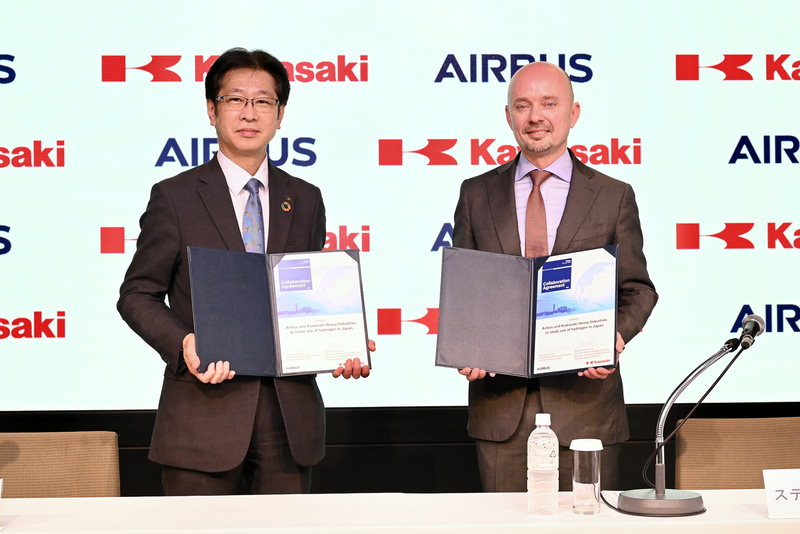 覚書を締結、握手する川崎重工業 西村元彦氏とエアバス ステファン・ジヌー氏。両社は「航空機の水素利用に必要な政策提言と課題への取り組みに向けたロードマップを共同で作成する」とした