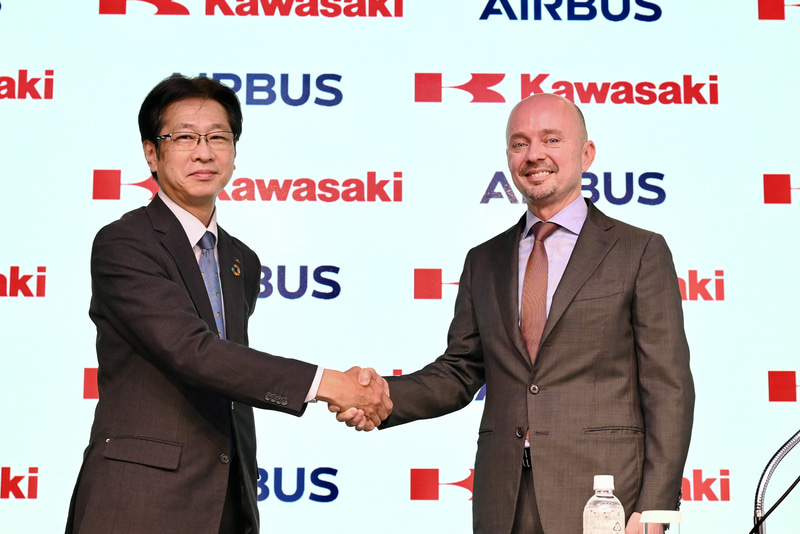 覚書を締結、握手する川崎重工業 西村元彦氏とエアバス ステファン・ジヌー氏。両社は「航空機の水素利用に必要な政策提言と課題への取り組みに向けたロードマップを共同で作成する」とした