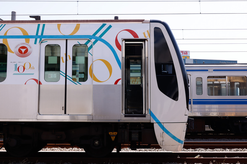 現車の取材中に、横に西武6000系が入ってきた。東急と西武が地下鉄を介して相互乗り入れを行ない、両社の車両が並ぶようになったのも、1つの歴史的出来事。100年もあると、いろいろなことが起きるものだ