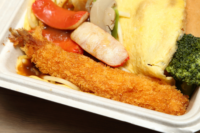 大きな海老フライも入っています