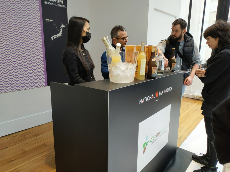 Midorinoshima創業者の2人と11種類の植物を蒸留して作ったというジン