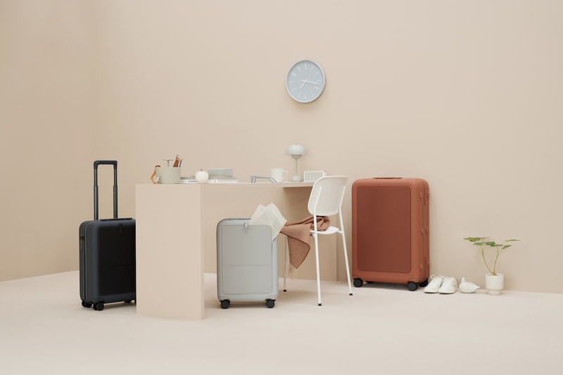 素材には合皮レザーを用いて真鍮の金具を使用する