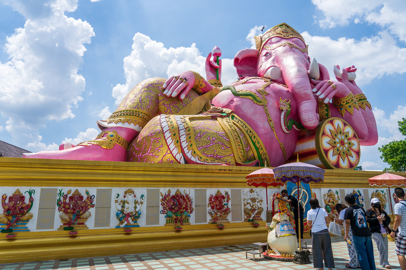 タイ国内からお詣りに来ている人が多かったピンクガネーシャ像。写真映えすると観光客にも大人気です