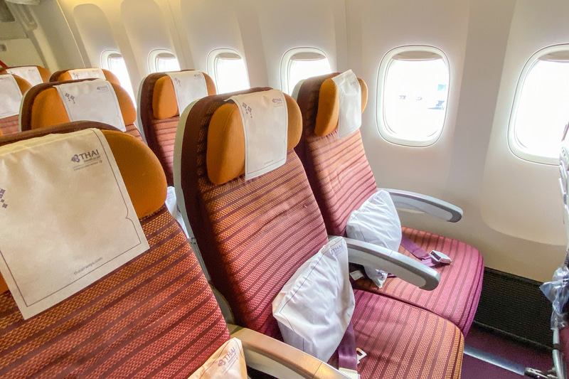 利用した成田発着のタイ国際航空TG643便の後方座席にはだいぶ空きが。チェックイン時に「前後左右にどなたもいらっしゃらないお席をご用意しますね」とのことで、フライトはとても快適でした